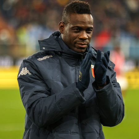 Balotelli entra nel finale di Genoa-Como: fallo, proteste e nuovo giallo lampo. Ma i tifosi sono tutti con lui